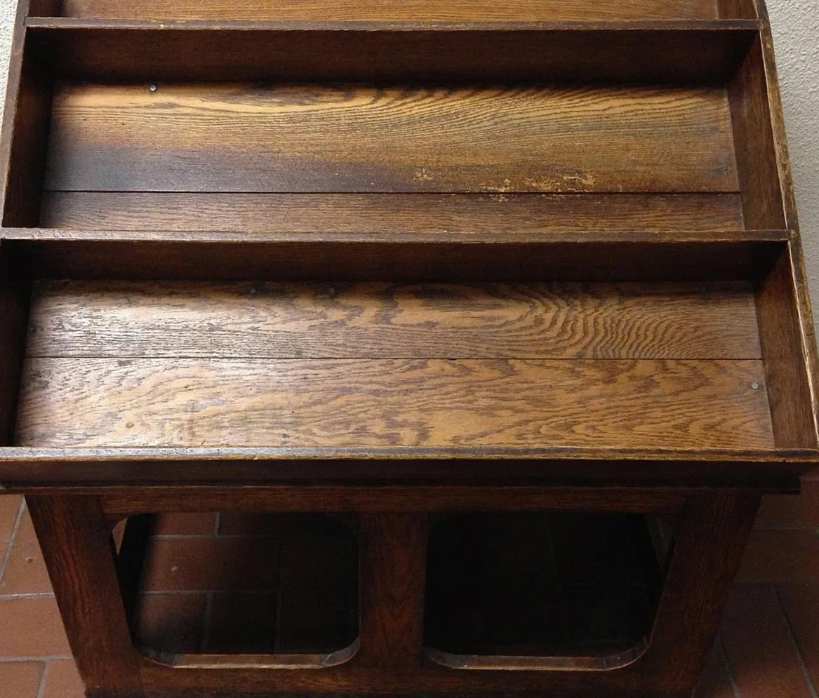 木目がはっきり見える木製の棚板の収納家具